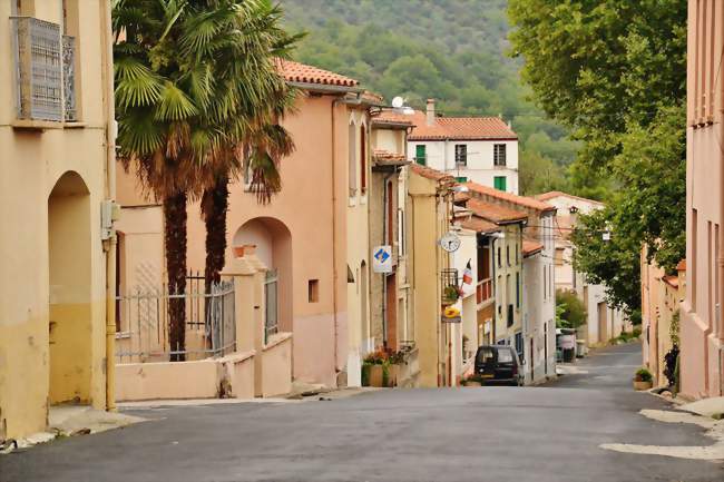 La rue principale du village - Ansignan (66220) - Pyrénées-Orientales