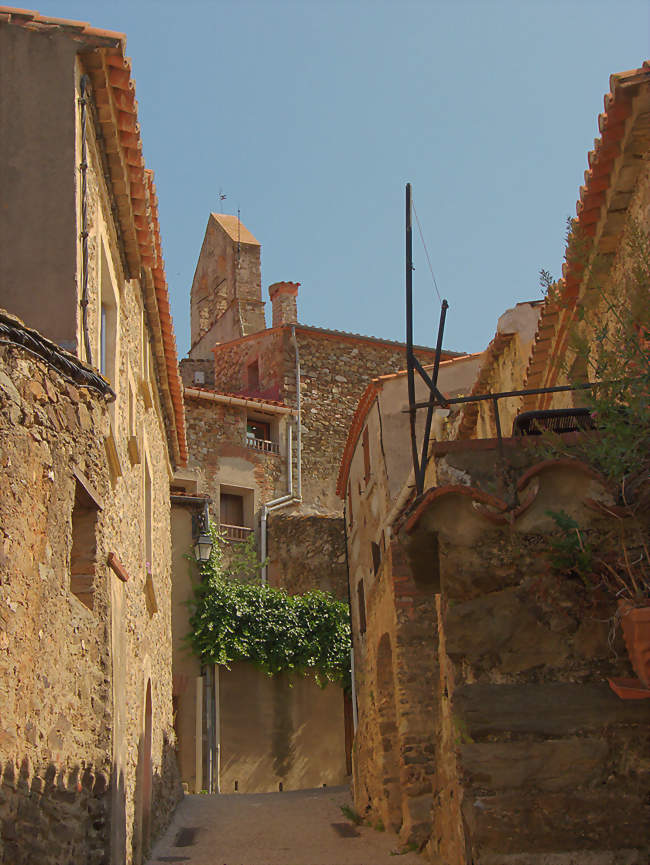 Rue en direction de la placeta dels Pedrissos - Calmeilles (66400) - Pyrénées-Orientales