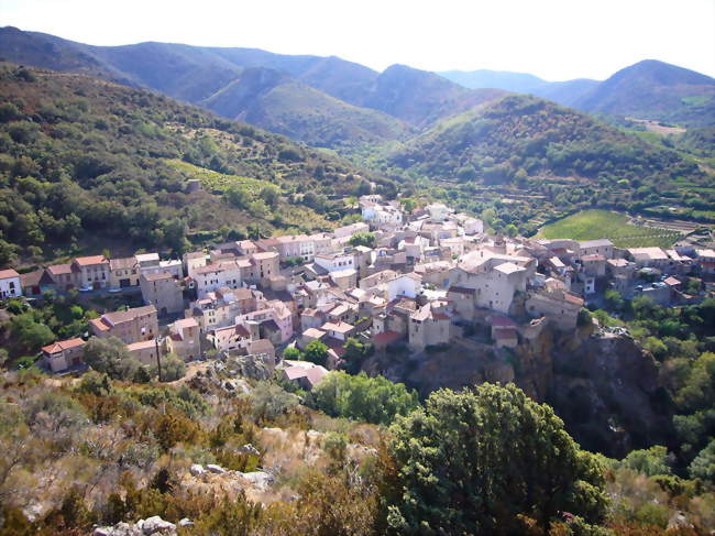 Vue du village depuis le rocher de la Bade - Caramany (66720) - Pyrénées-Orientales