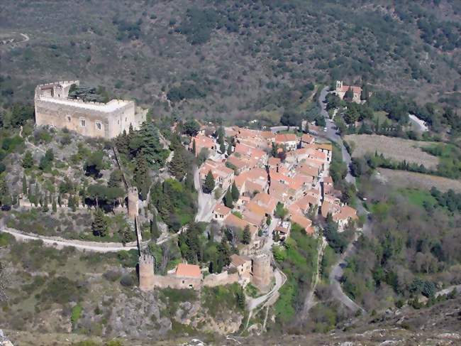 Le village et le château - Castelnou (66300) - Pyrénées-Orientales