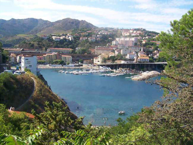 Vue sur la plage de Cerbère depuis la route menant au Cap - Cerbère (66290) - Pyrénées-Orientales