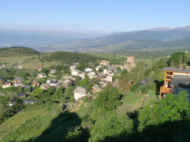 Le bourg et la Tour des Maures depuis la route des Écureuils - Égat (66120) - Pyrénées-Orientales