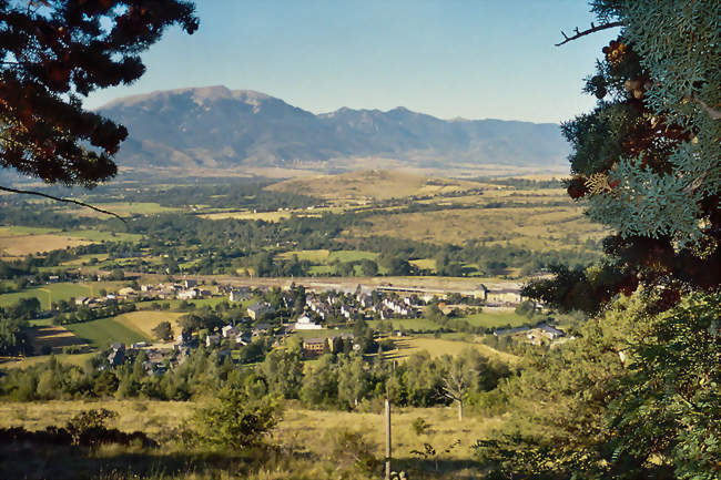 Enveitg vue depuis le chemin de la Serre La Cerdagne espagnole est en face - Enveitg (66760) - Pyrénées-Orientales