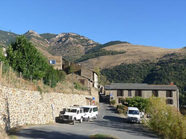 Entrée de Jujols (mairie à droite) - Jujols (66360) - Pyrénées-Orientales