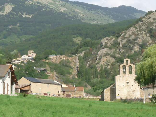Arrivée sur Llo et son église, devant les gorges du Sègre - Llo (66800) - Pyrénées-Orientales