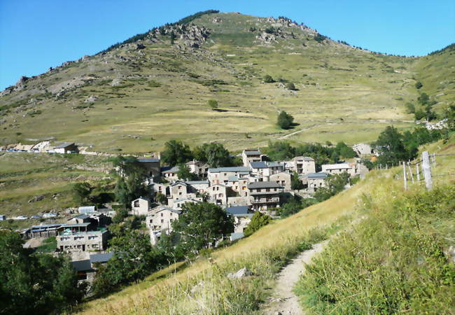 Vue générale du village - Mantet (66360) - Pyrénées-Orientales