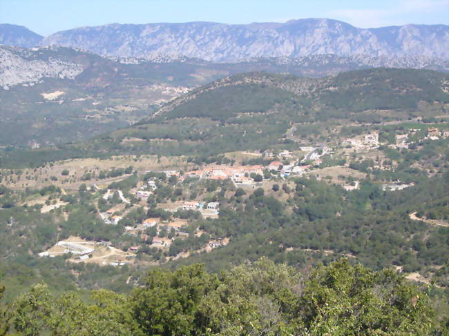 Le village et la « ligne » des Corbières en arrière-plan - Saint-Arnac (66220) - Pyrénées-Orientales