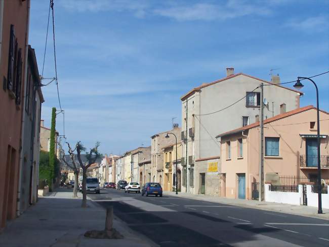 Route principale traversant la ville - Salses-le-Château (66600) - Pyrénées-Orientales