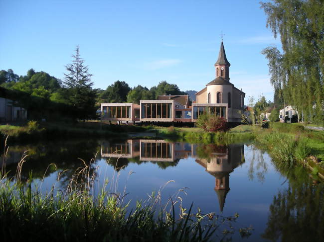 L'étang et la nouvelle école en bois derrière l'église St-Pierre - Bourg-Bruche (67420) - Bas-Rhin