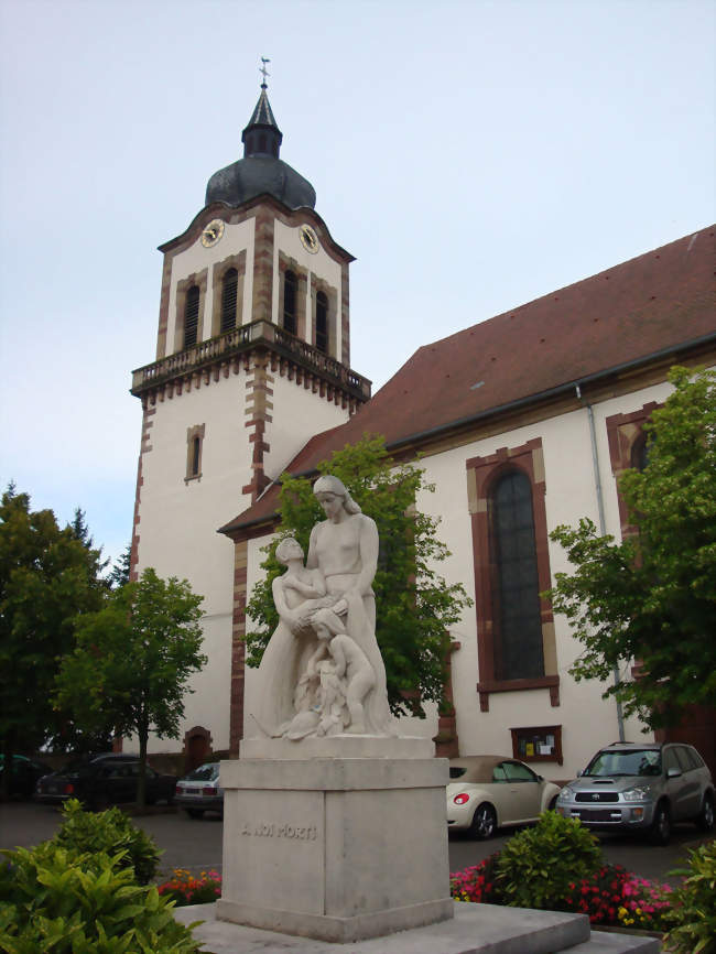 Église simultanée et monument aux morts au centre du village - Dettwiller (67490) - Bas-Rhin