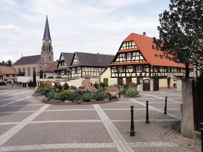 Une place et l'église - Eckbolsheim (67201) - Bas-Rhin