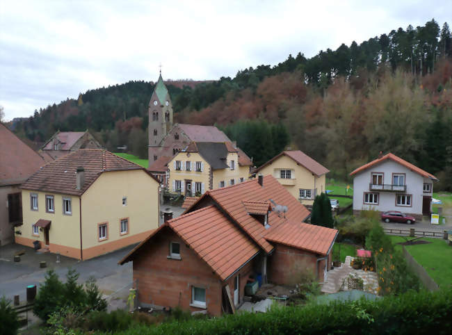 Le village et l'église - Eschbourg (67320) - Bas-Rhin