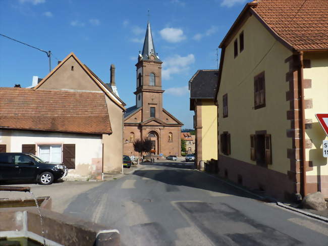 Le centre du village et l'église - Grendelbruch (67190) - Bas-Rhin