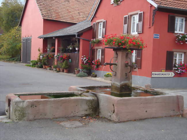 Fontaine en grès à la croisée des deux rues principales - Hengwiller (67440) - Bas-Rhin
