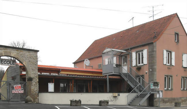 La mairie et l'école - Hirschland (67320) - Bas-Rhin