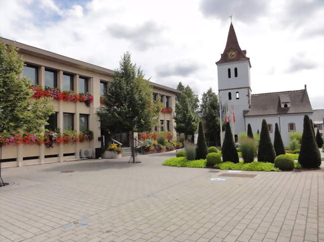 L'hôtel de ville et la chapelle - Hnheim (67800) - Bas-Rhin