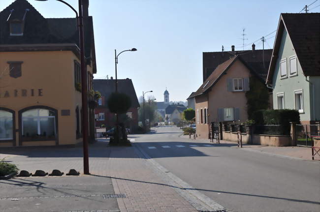 Vue du centre de la commune avec la mairie - Mertzwiller (67580) - Bas-Rhin