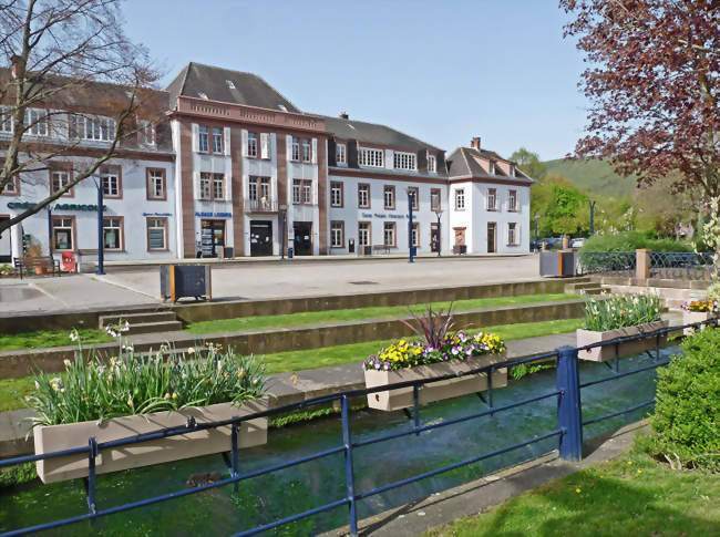 L'ancien Bureau central (De Dietrich) et le Falkensteinerbach - Niederbronn-les-Bains (67110) - Bas-Rhin