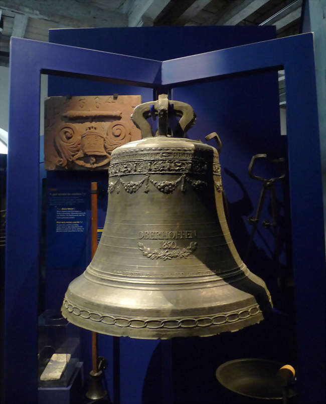 Ancienne cloche du village d'Oberhoffen-sur-Moder fondue en 1850 par Jean-Louis Edel (1810-1887) et conservée au Musée historique de Strasbourg - Oberhoffen-sur-Moder (67240) - Bas-Rhin