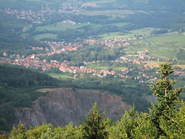 Ottrott vue depuis le Mont Sainte-Odile qui s'étire autour de l'arborétum du Windeck Au premier plan, les carrières d'Ottrott-Saint-Nabor - Ottrott (67530) - Bas-Rhin