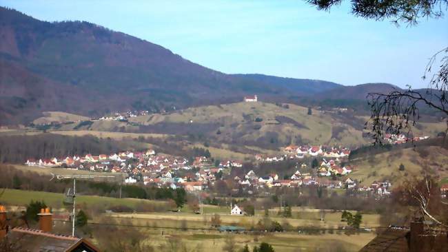 Vue depuis les hauteurs de Neubois sur Thanvillé, Saint-Pierre-Bois (à gauche) et vers le haut l'église Saint-Gilles à Hohwarth - Thanvillé (67220) - Bas-Rhin