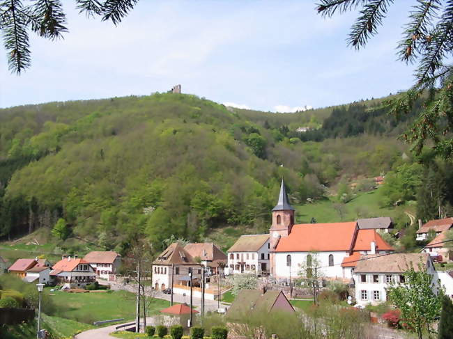Vue du village et son église - Urbeis (67220) - Bas-Rhin
