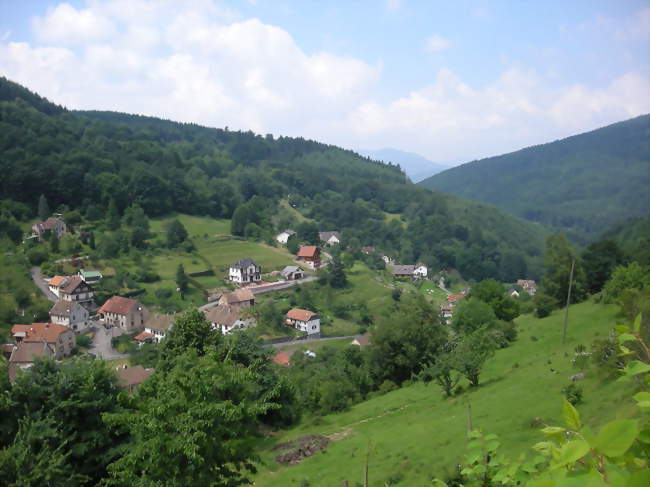 Vue du village entouré de montagnes - Wildersbach (67130) - Bas-Rhin