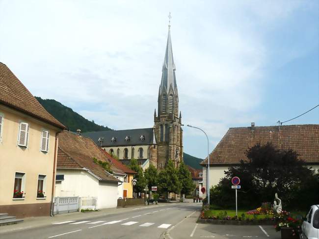 La principale artère du village et l'église - Fellering (68470) - Haut-Rhin