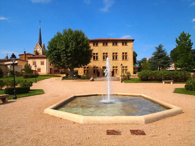 Mairie d'Arnas avec en arrière-plan l'église - Arnas (69400) - Rhône