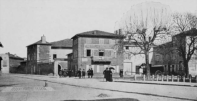 L'hôtel du Soleil vers 1901, aujourd'hui la Poste et la mairie à l'arrière - Les Chères (69380) - Rhône