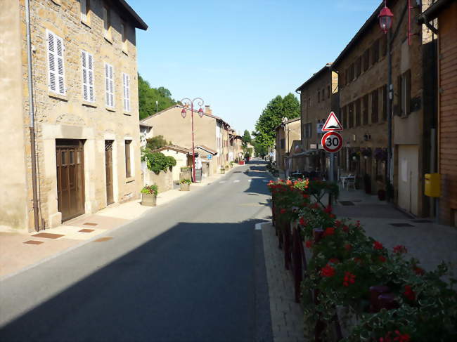 Traversée du village par la D 504 - Rivolet (69640) - Rhône