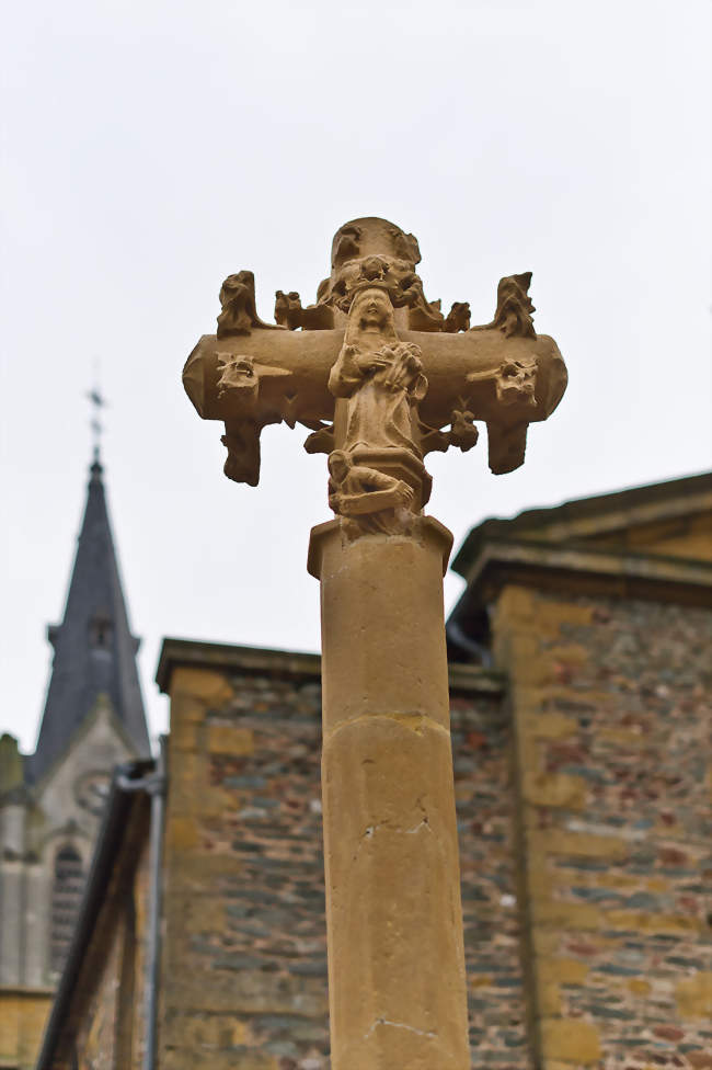Croix monumentale du XVe siècle, classée monument historique depuis 1926, place de l'Église - Sourcieux-les-Mines (69210) - Rhône