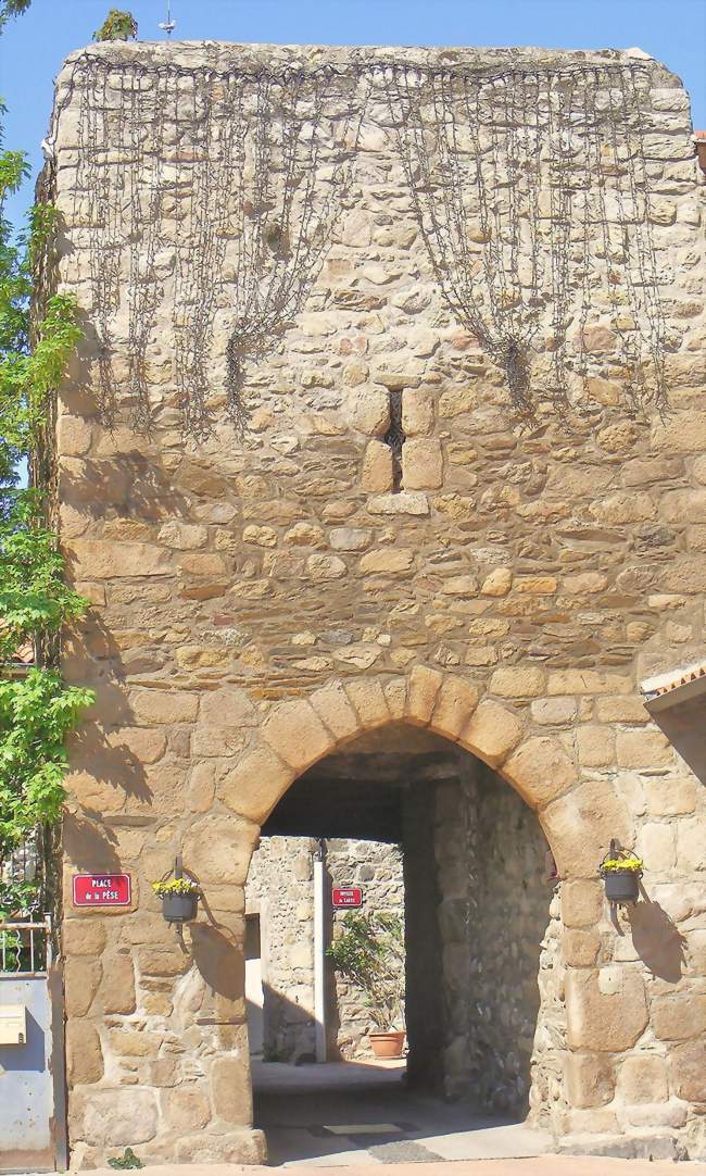 La porte de Saint-Andéol vestige de la muraille - Saint-Andéol-le-Château (69700) - Rhône