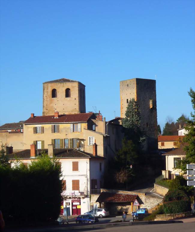 Le bourg de Saint-Cyr et son château - à gauche l'ancienne église romane, à droite le donjon - Saint-Cyr-au-Mont-d'Or (69450) - Rhône