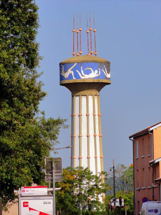 Le symbole de la commune - le château d'eau, en bordure de la vallée de la chimie - Saint-Fons (69190) - Rhône