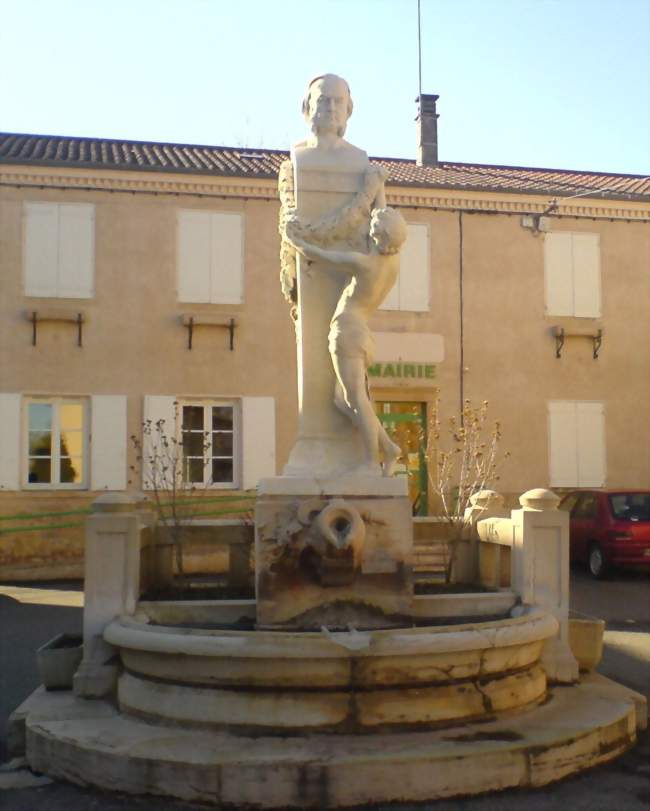 Statue de Claude Bernard sur la place centrale - Saint-Julien (69640) - Rhône