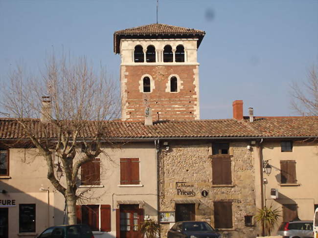 Grand'place et clocher de l'église - Ternay (69360) - Rhône