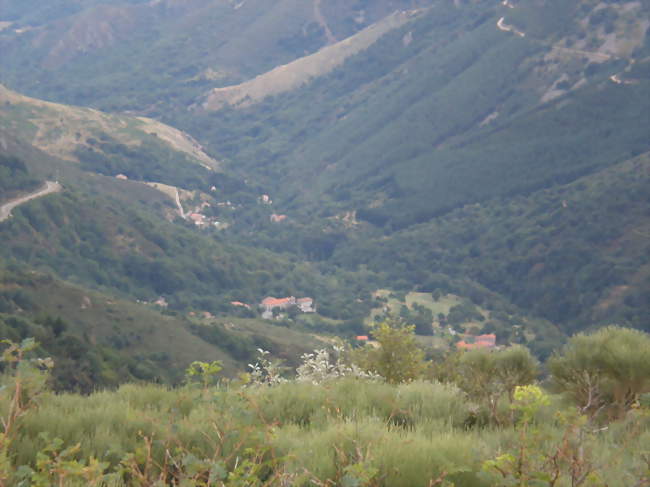 Vue sur Astet depuis le col de la Chavade - Astet (07330) - Ardèche
