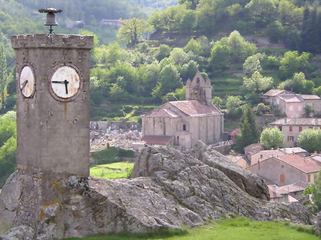 Le bourg et l'église Saint-André - Burzet (07450) - Ardèche