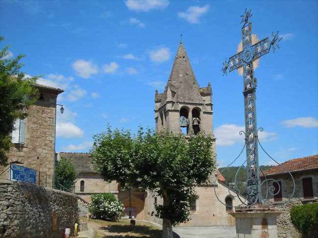 Mairie et place de l'Église - Gravières (07140) - Ardèche