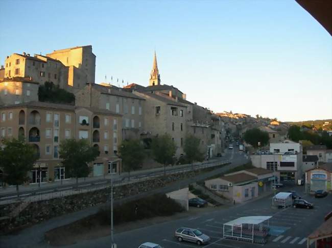 Au premier plan, la place de la Gare Au second plan, la route départementale D104 reliant Aubenas à Alès À larrière-plan, le château et léglise - Joyeuse (07260) - Ardèche