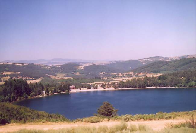 Vue générale du Lac-d'Issarlès - Le Lac-d'Issarlès (07470) - Ardèche