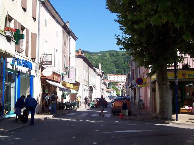 Une rue commerçante dans Lamastre - Lamastre (07270) - Ardèche