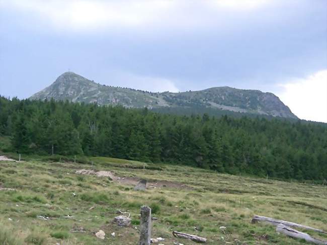 La face est du mont Mézenc, vue de la Rochette (sommet sud à droite - 1753 m ; sommet nord à gauche, surmonté d'une croix - 1 749 m) - La Rochette (07310) - Ardèche
