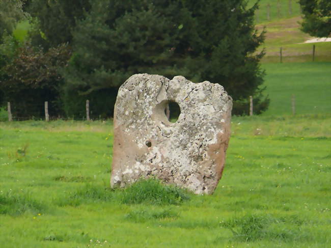 La pierre percée à Aroz - Aroz (70360) - Haute-Saône