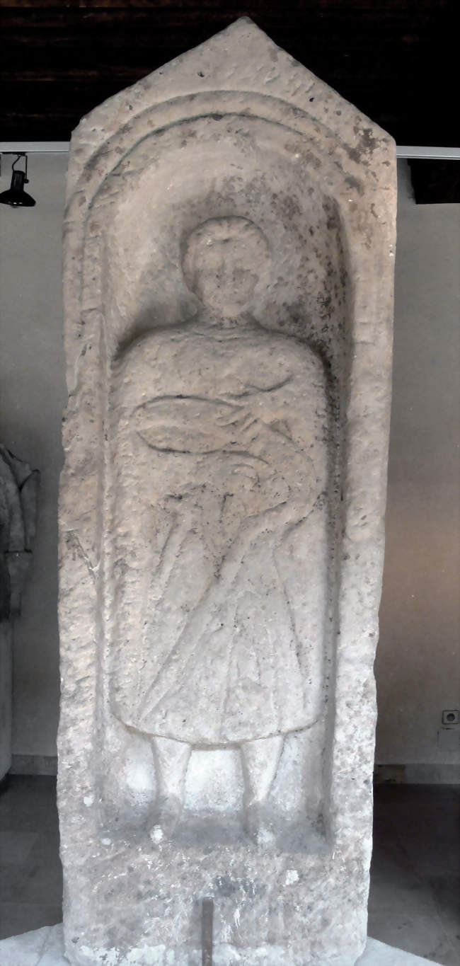 Stèle de Francalmont, trouvée en 1820 dans un champ au sud du village (Musée Georges-Garret, Vesoul) - Francalmont (70800) - Haute-Saône