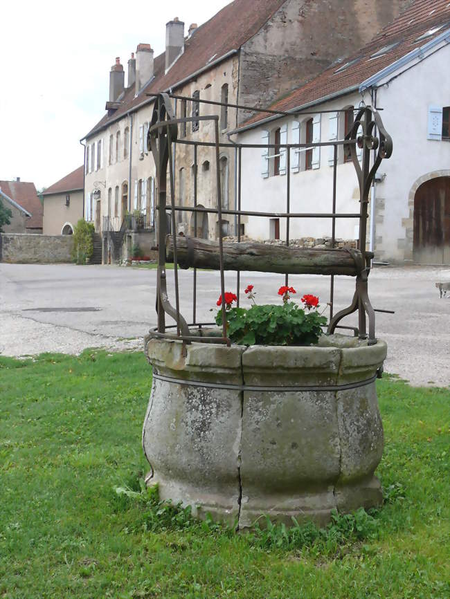Vue de l'abbaye autour du puits - Montigny-lès-Vesoul (70000) - Haute-Saône