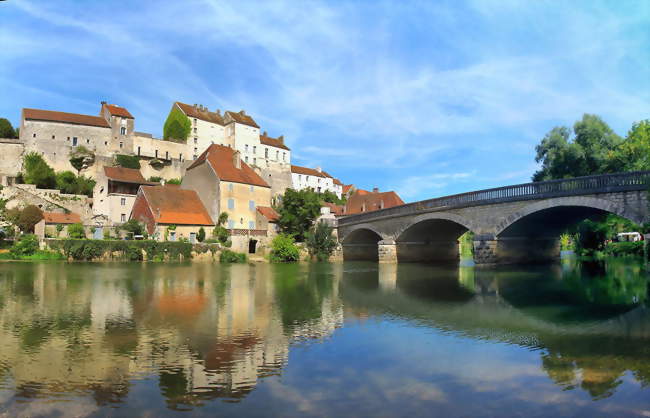 Vue depuis la rivière l'Ognon (Franche-Comté) - Pesmes (70140) - Haute-Saône