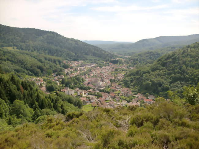 Vue général du village et des collines avoisinantes - Plancher-les-Mines (70290) - Haute-Saône
