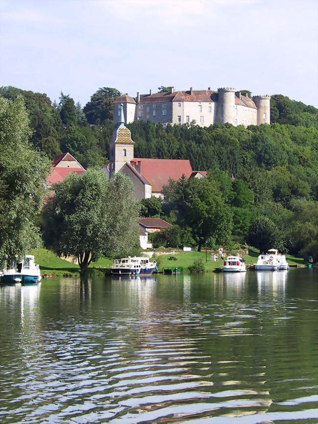Château et village vus de la Saône - Ray-sur-Saône (70130) - Haute-Saône